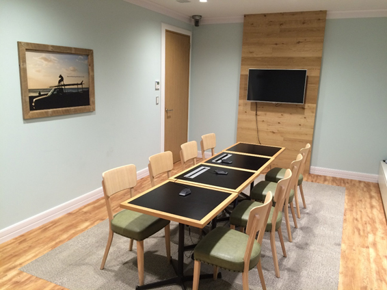 ▲木調で統一されたリビングのような雰囲気のUXリサーチルーム