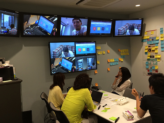 ▲オブザベーションルームでプロジェクトメンバーが観察