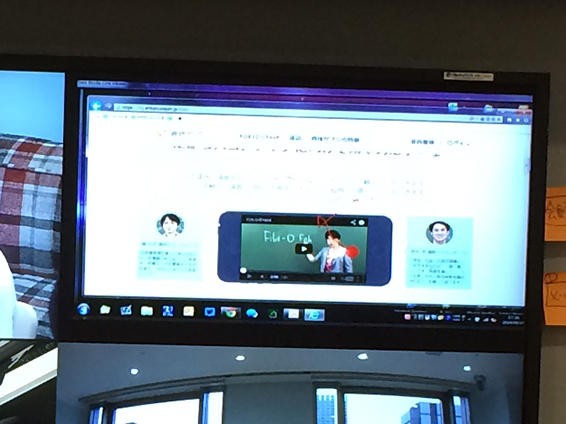 ▲アイトラッキングシステムを導入しカスタマーがどこを読み操作しているかがリアルタイムで観察できる。(赤い点と線が目線の動きを示しています。)